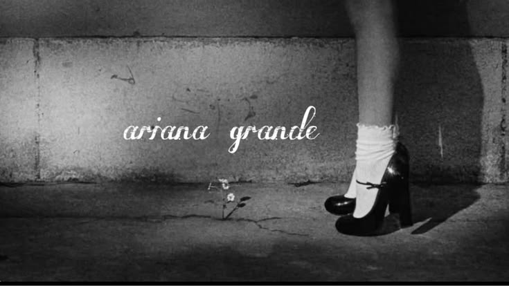 Discovery splash banner for Ariana Grande ꕤ Stream Petal Discord server