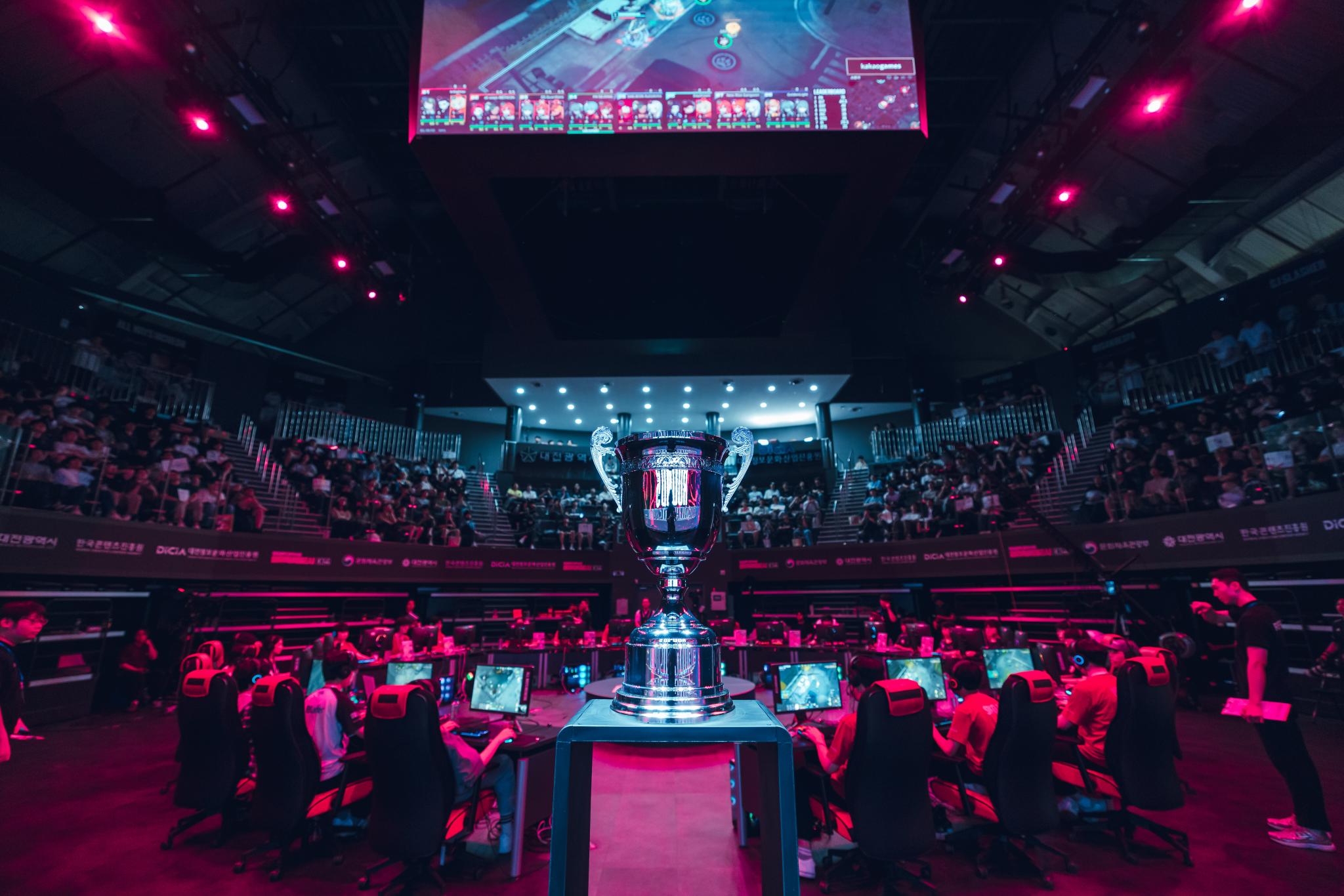 Discovery splash banner for ER ESPORTS HUB Discord server